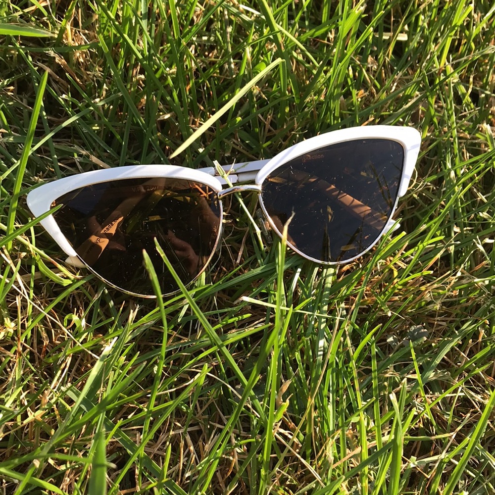 Vintage white frame cat eye sunglasses - Picture 8 of 8